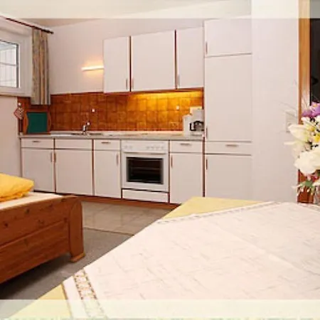 Heckenrose7-souterrain-rechts 公寓 *
